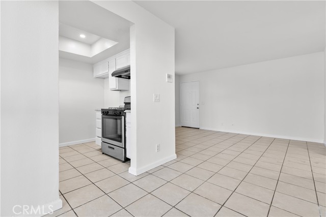 Detail Gallery Image 3 of 9 For 5915 Woodman Ave #103,  Van Nuys,  CA 91401 - 2 Beds | 2 Baths