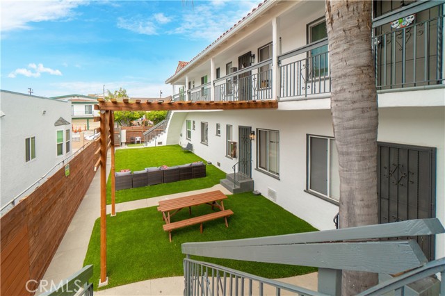 1924 Cedar Avenue, Long Beach CA: https://media.crmls.org/medias/e0b0b148-8e19-4ee8-b1f3-b52dd44844d7.jpg