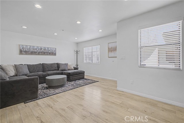 Detail Gallery Image 6 of 29 For 10894 Olinda St #109,  Sun Valley,  CA 91352 - 3 Beds | 3 Baths