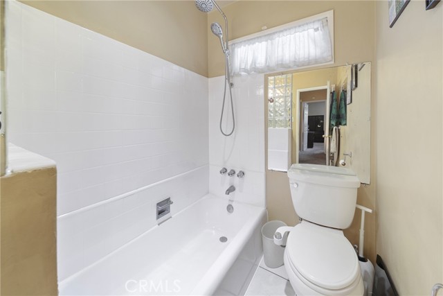 1992 Raymond Avenue, Signal Hill CA: https://media.crmls.org/medias/e0b43fd6-75ee-42e9-8580-0fa8f0180174.jpg