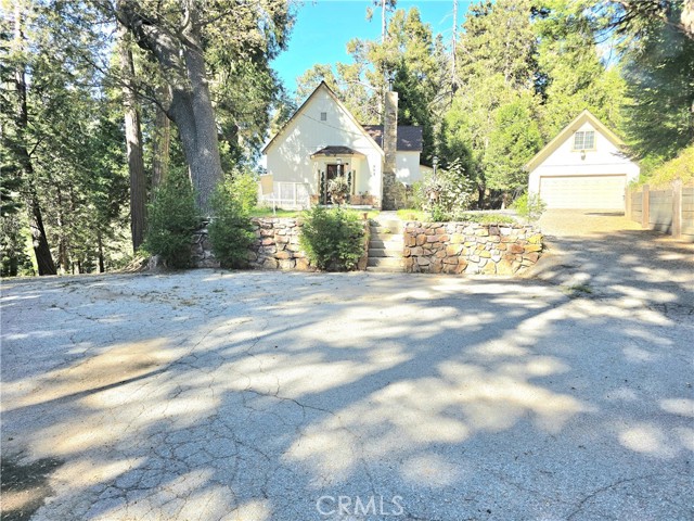 901 Ca-173, Lake Arrowhead CA: https://media.crmls.org/medias/e0b68840-6561-4008-bd00-afc7604ab1c6.jpg