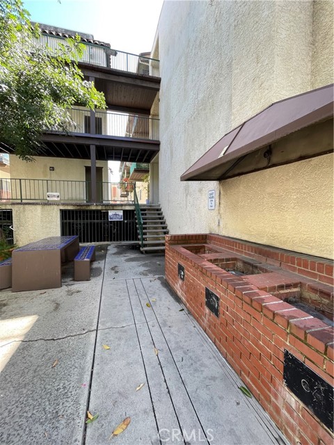 5460 White Oak Avenue, Encino CA: https://media.crmls.org/medias/e0b94db5-10ca-4c91-820f-2e3764ab9425.jpg