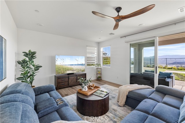 Detail Gallery Image 8 of 34 For 28528 Wildflower Terrace, Castaic,  CA 91384 - 3 Beds | 3 Baths