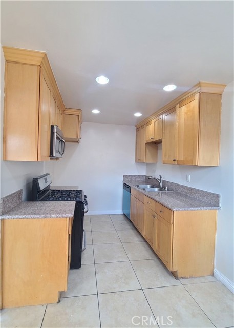 Detail Gallery Image 9 of 14 For 3030 Vineland Ave #3,  Baldwin Park,  CA 91706 - 2 Beds | 1 Baths