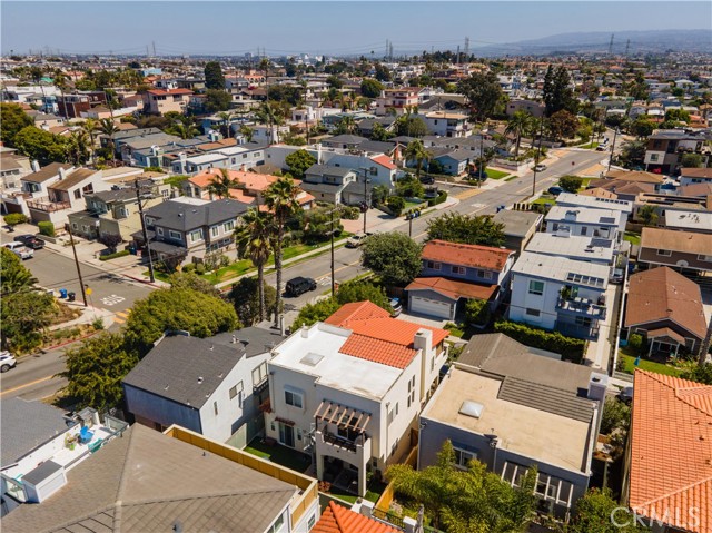 1075 7th Street, Hermosa Beach, California 90254, 3 Bedrooms Bedrooms, ,2 BathroomsBathrooms,Residential,Sold,7th,PV21166971