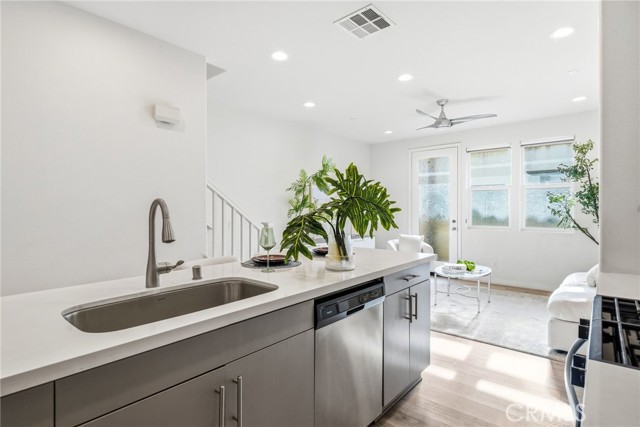 Detail Gallery Image 7 of 49 For 11130 Legion Loop #105,  El Monte,  CA 91731 - 3 Beds | 3 Baths