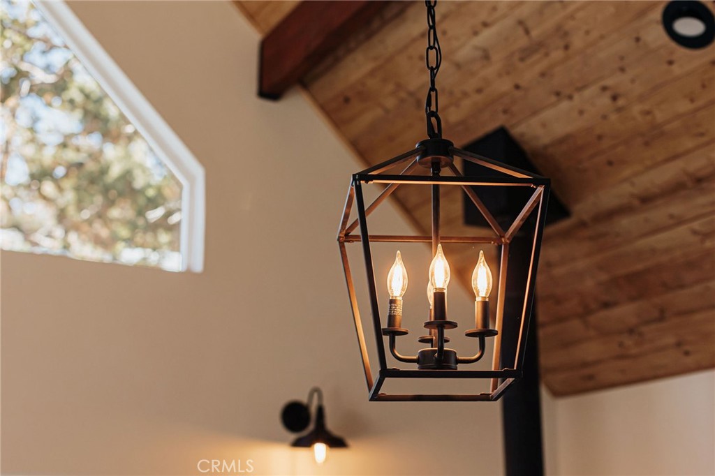 https://media.crmls.org/medias/e0bd7c9c-e5ab-4081-bd0f-30bd09d30fa7.jpg?preset=X-Large