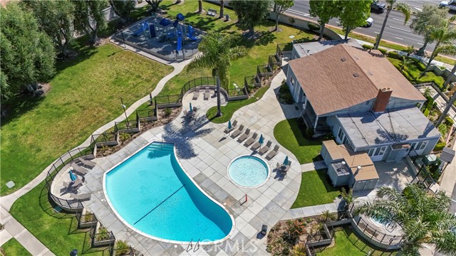 Detail Gallery Image 9 of 16 For 19847 Kingswood Ln, Huntington Beach,  CA 92646 - 2 Beds | 1/1 Baths