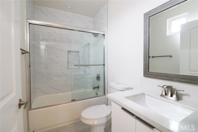 Detail Gallery Image 14 of 27 For 6926 N Morella Ave #3,  North Hollywood,  CA 91605 - 4 Beds | 4/1 Baths