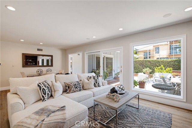 3313 Onrado Street, Torrance CA: https://media.crmls.org/medias/e0bf4177-2914-4ce5-8619-55518292468f.jpg