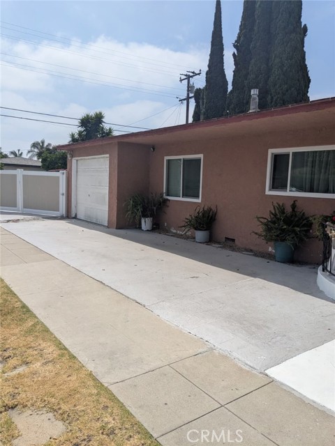 10406 San Carlos, South Gate CA: https://media.crmls.org/medias/e0c076be-bc56-4e00-97f1-8ccc2b07602d.jpg