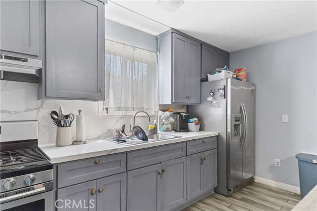 1142 E Century Boulevard, Los Angeles CA: https://media.crmls.org/medias/e0c32722-4ea3-432c-bd1f-f74374510689.jpg