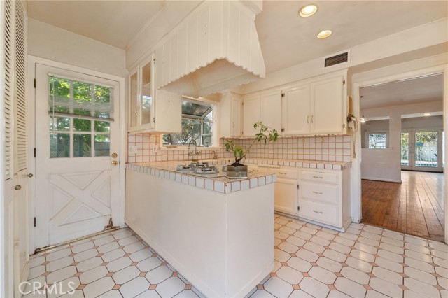 6913 Rubio Avenue, Lake Balboa CA: https://media.crmls.org/medias/e0c38e80-5bc9-44a2-a916-92c2211456e4.jpg