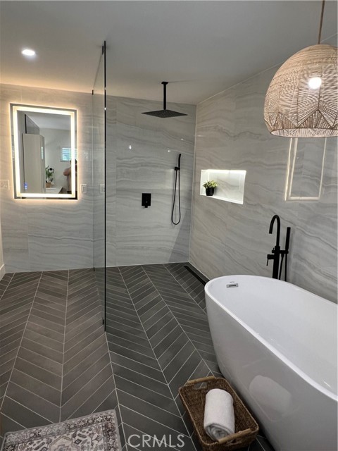 23664 Community Street, West Hills CA: https://media.crmls.org/medias/e0c47c04-fb68-4b5f-b389-fbf25a91ce36.jpg