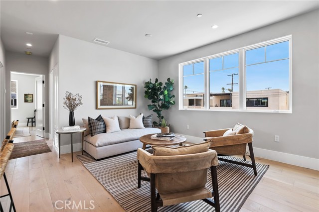 825 W Bay Avenue, Newport Beach CA: https://media.crmls.org/medias/e0c5fb69-0168-442b-9f32-d95d0472a510.jpg