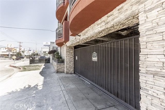 11124 Burbank Boulevard, North Hollywood CA: https://media.crmls.org/medias/e0c67ac9-cb6e-41ea-bb54-c05ae9e31cc4.jpg