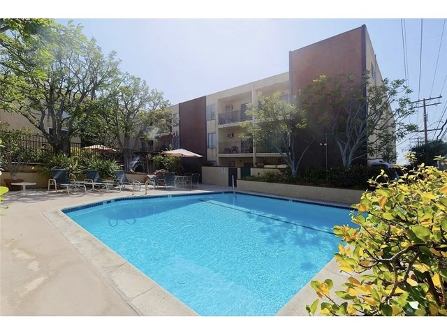 365 Burchett Street, Glendale CA: https://media.crmls.org/medias/e0ca98e5-f14c-4a8e-939d-6cae9a425508.jpg