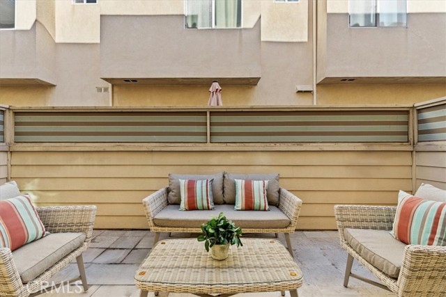 Detail Gallery Image 11 of 26 For 13360 Burbank Bld #8,  Sherman Oaks,  CA 91401 - 2 Beds | 2/1 Baths