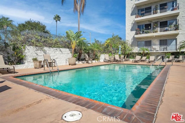 1115 S Elm Drive, Los Angeles CA: https://media.crmls.org/medias/e0cbcce2-8e50-4fd6-8fb9-d83c67f2fe12.jpg