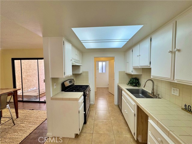 Detail Gallery Image 13 of 50 For 4177 Manhattan Beach Blvd., Lawndale,  CA 90260 - 3 Beds | 3 Baths