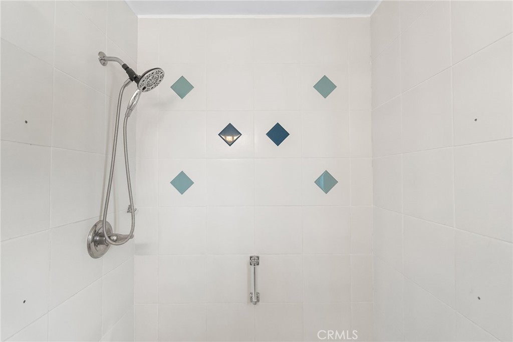 https://media.crmls.org/medias/e0ccdc4d-840b-4a39-b652-dc711e08f4a7.jpg?preset=X-Large