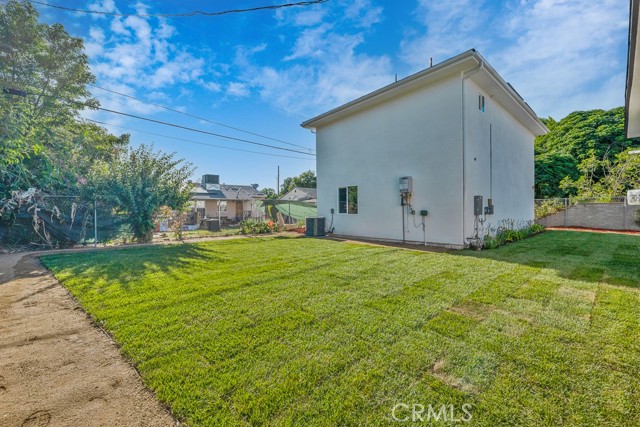 7719 Nestle Avenue, Reseda CA: https://media.crmls.org/medias/e0ce60f7-f4de-44a5-8ee5-fb5c99ea077c.jpg
