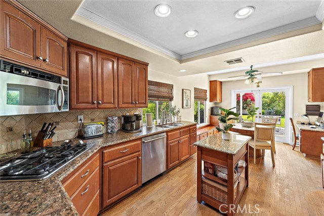 10 Cambridge Court, Coto de Caza CA: https://media.crmls.org/medias/e0cf1c9d-1308-4b5b-82d8-f3a0e59ccb7a.jpg