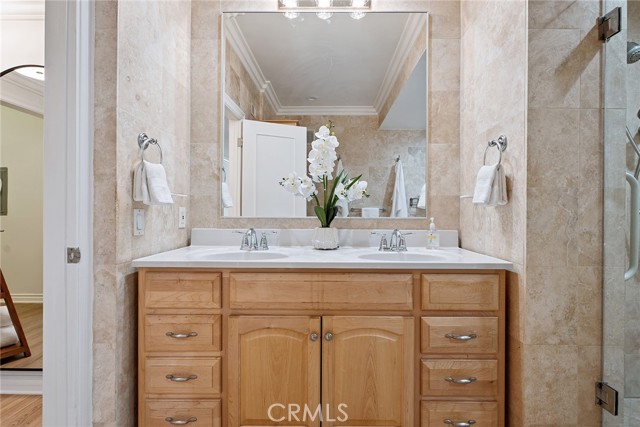5416 Zelzah Avenue, Encino CA: https://media.crmls.org/medias/e0d02eb3-e6fb-4258-9980-7d13ccc26f53.jpg