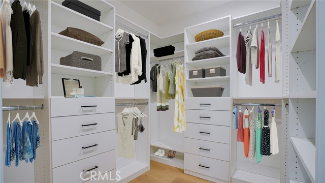 Detail Gallery Image 42 of 68 For 6250 Lindley Ave, Encino,  CA 91316 - 4 Beds | 3/1 Baths