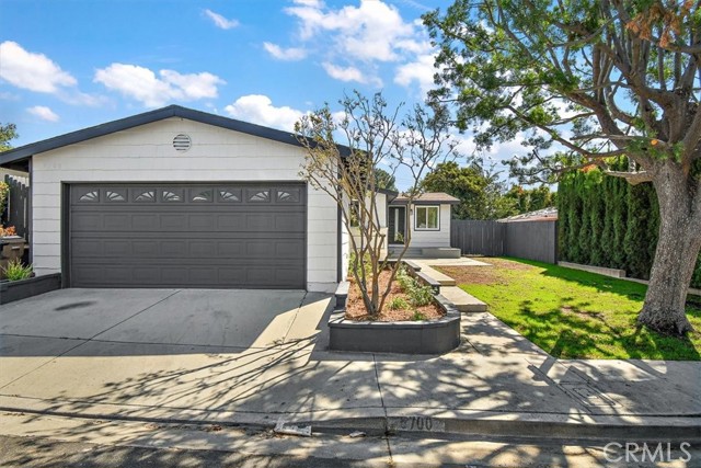 Detail Gallery Image 2 of 24 For 5700 Greenbriar Dr, Yorba Linda,  CA 92887 - 4 Beds | 2 Baths