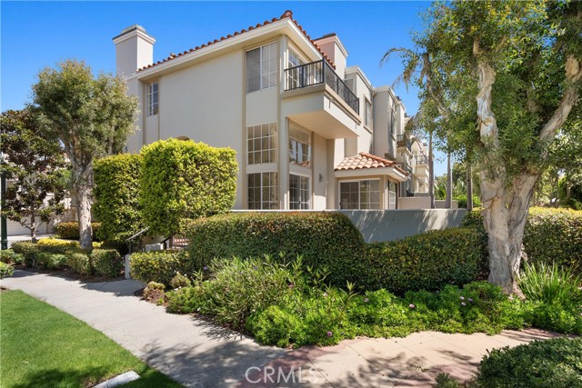 6042 Shadowbrook Circle, Huntington Beach CA: https://media.crmls.org/medias/e0d26ab7-cde7-42ac-97a5-6a5fee23e9b6.jpg