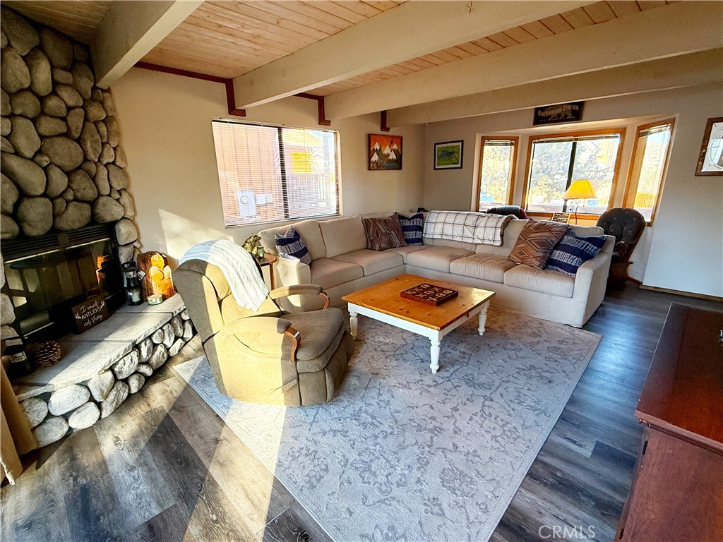 https://media.crmls.org/medias/e0d2e659-4e27-49b9-b7fb-54aa20dc91e6.jpg?preset=X-Large