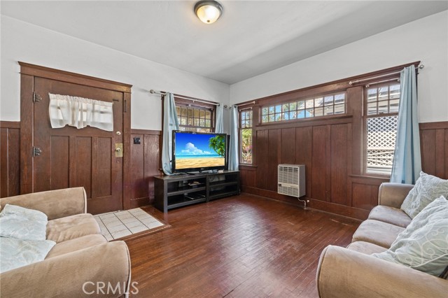 608 E Main Street, Santa Paula CA: https://media.crmls.org/medias/e0d5ff8a-bdb1-4df9-b0f1-e6b95999b182.jpg