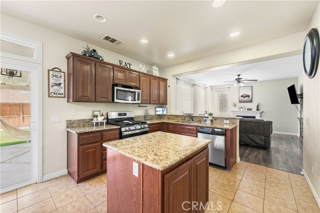 Detail Gallery Image 16 of 44 For 3116 Perdot Ave, Rosamond,  CA 93560 - 4 Beds | 2/1 Baths