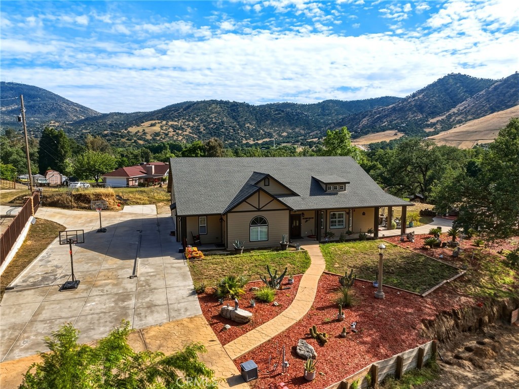 https://media.crmls.org/medias/e0d70f31-2a7b-4660-8133-4cb78978bfad.jpg?preset=X-Large
