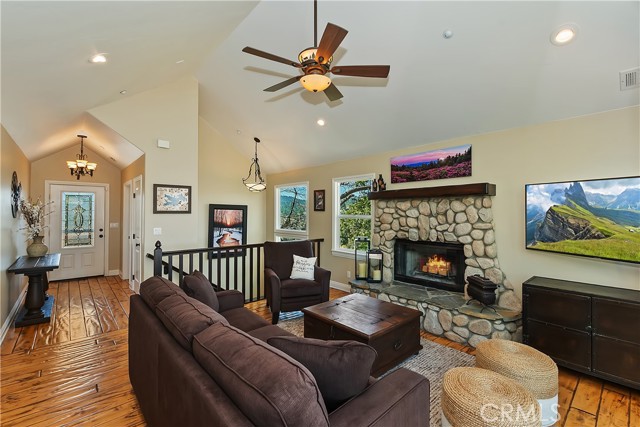 1119 Brentwood Drive, Lake Arrowhead CA: https://media.crmls.org/medias/e0d9239a-3bd0-4fe0-818e-d7e429d96056.jpg