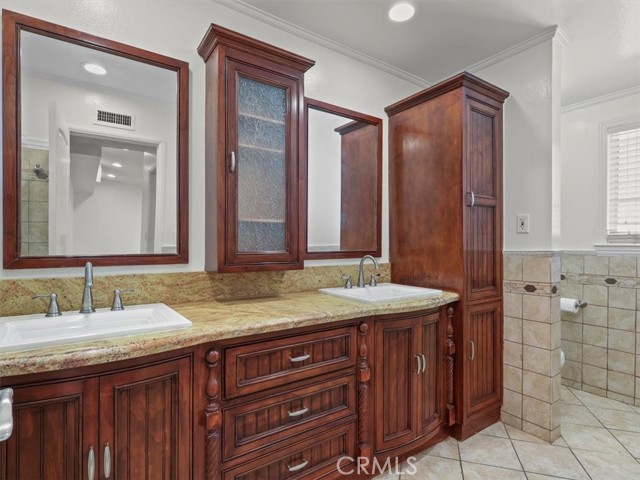 Detail Gallery Image 9 of 23 For 8501 Enfield Avenue, Northridge,  CA 90011 - 4 Beds | 2 Baths