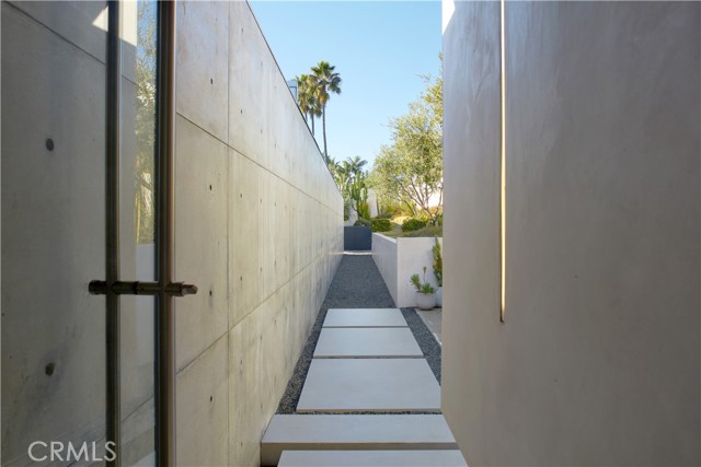 2460 Monaco Drive, Laguna Beach CA: https://media.crmls.org/medias/e0debf30-b8d8-4eab-a9fc-ee55ed6bb8d4.jpg