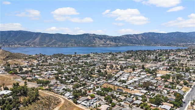 300 Ellis Street, Lake Elsinore CA: https://media.crmls.org/medias/e0e010ac-dde8-49dd-9615-5267c85bfe5f.jpg