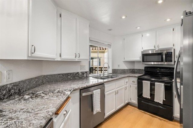 Detail Gallery Image 15 of 41 For 400 Lake St #208, Huntington Beach,  CA 92648 - 2 Beds | 2 Baths