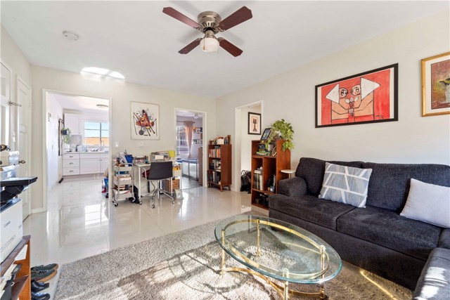 Detail Gallery Image 4 of 15 For 4051 Abourne Rd #D,  Los Angeles,  CA 90008 - 2 Beds | 1 Baths