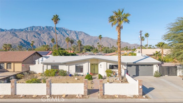 Detail Gallery Image 2 of 39 For 2333 N San Clemente, Palm Springs,  CA 92262 - 4 Beds | 2 Baths