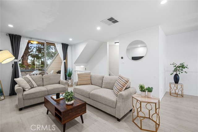 Detail Gallery Image 4 of 23 For 9901 Independence Ave #D,  Chatsworth,  CA 91311 - 2 Beds | 2 Baths