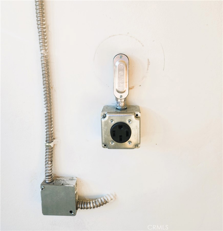 https://media.crmls.org/medias/e0f0515f-21b1-4060-99de-79521349be43.jpg?preset=X-Large