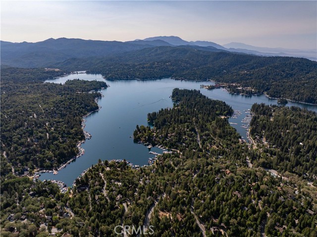 997 Nadelhorn Drive, Lake Arrowhead CA: https://media.crmls.org/medias/e0f19a33-9762-48de-8e2c-6edc0089da38.jpg