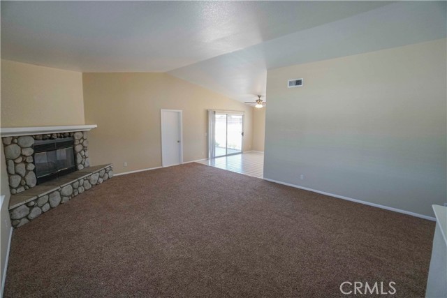 Detail Gallery Image 4 of 23 For 11540 Mohawk Rd, Apple Valley,  CA 92308 - 3 Beds | 2 Baths