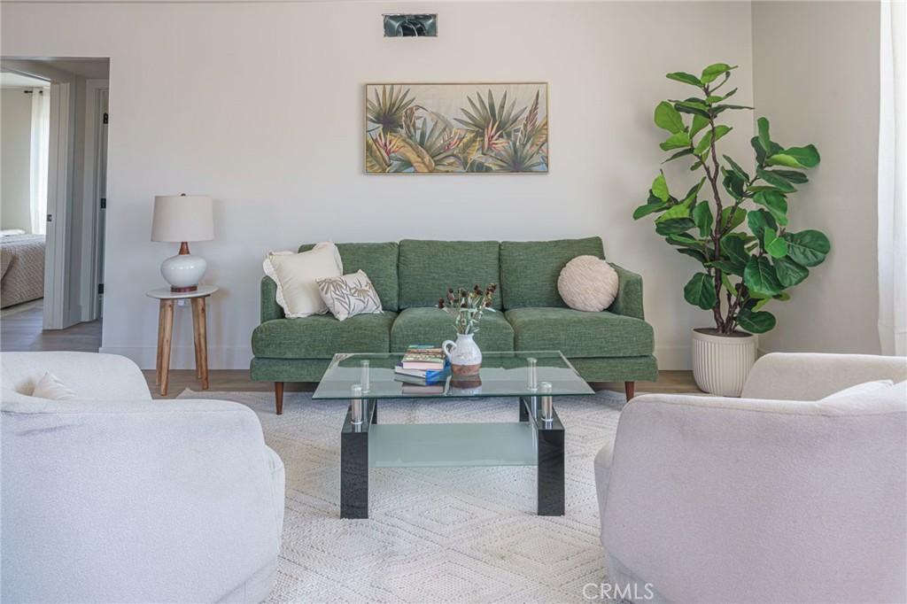https://media.crmls.org/medias/e0f30246-b908-4ddb-b123-ff9530786690.jpg?preset=X-Large