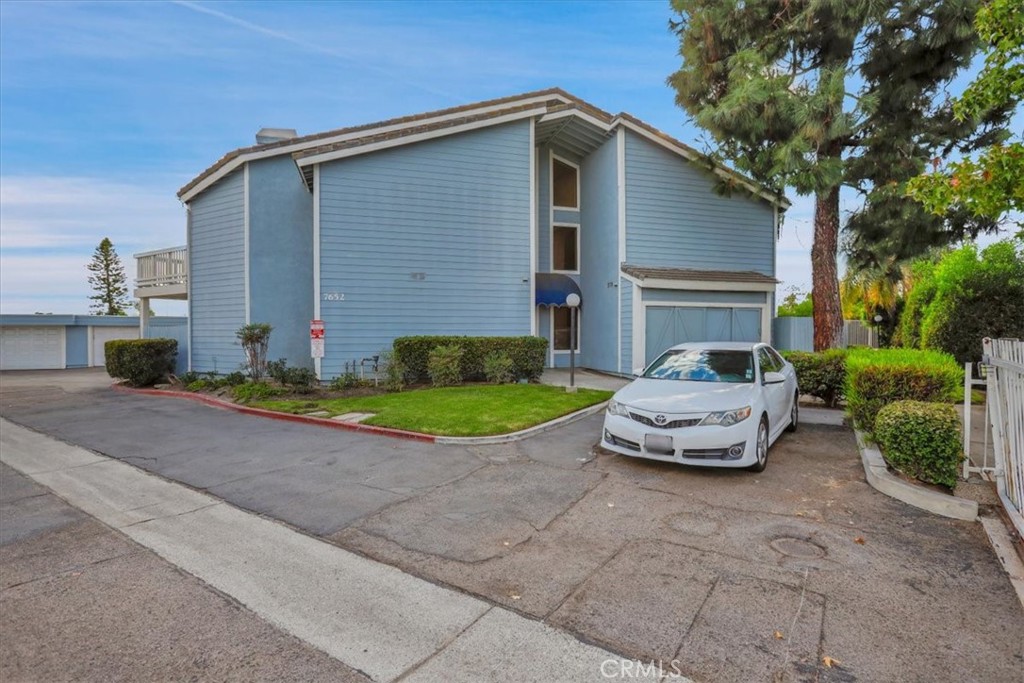 7652 Cerritos