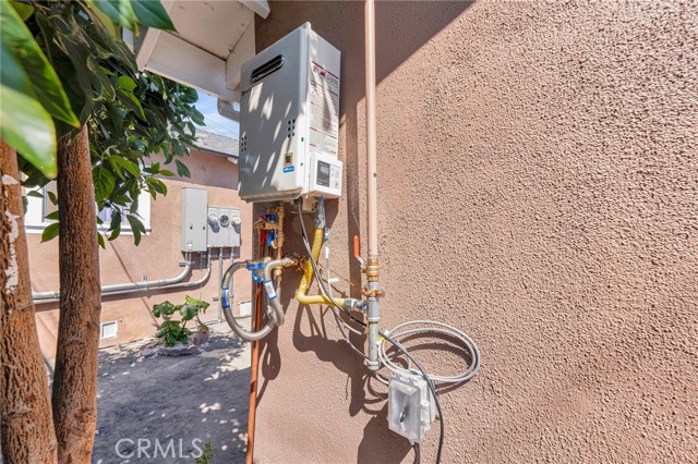 2621 Vineyard Avenue, Los Angeles CA: https://media.crmls.org/medias/e0f5db21-3a2b-432a-8f30-0c7871d567ba.jpg