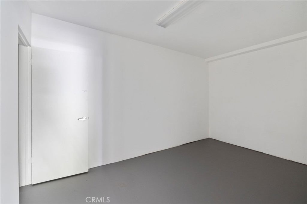 https://media.crmls.org/medias/e0f749af-18ad-4084-89f2-a42f9563ce4c.jpg?preset=X-Large